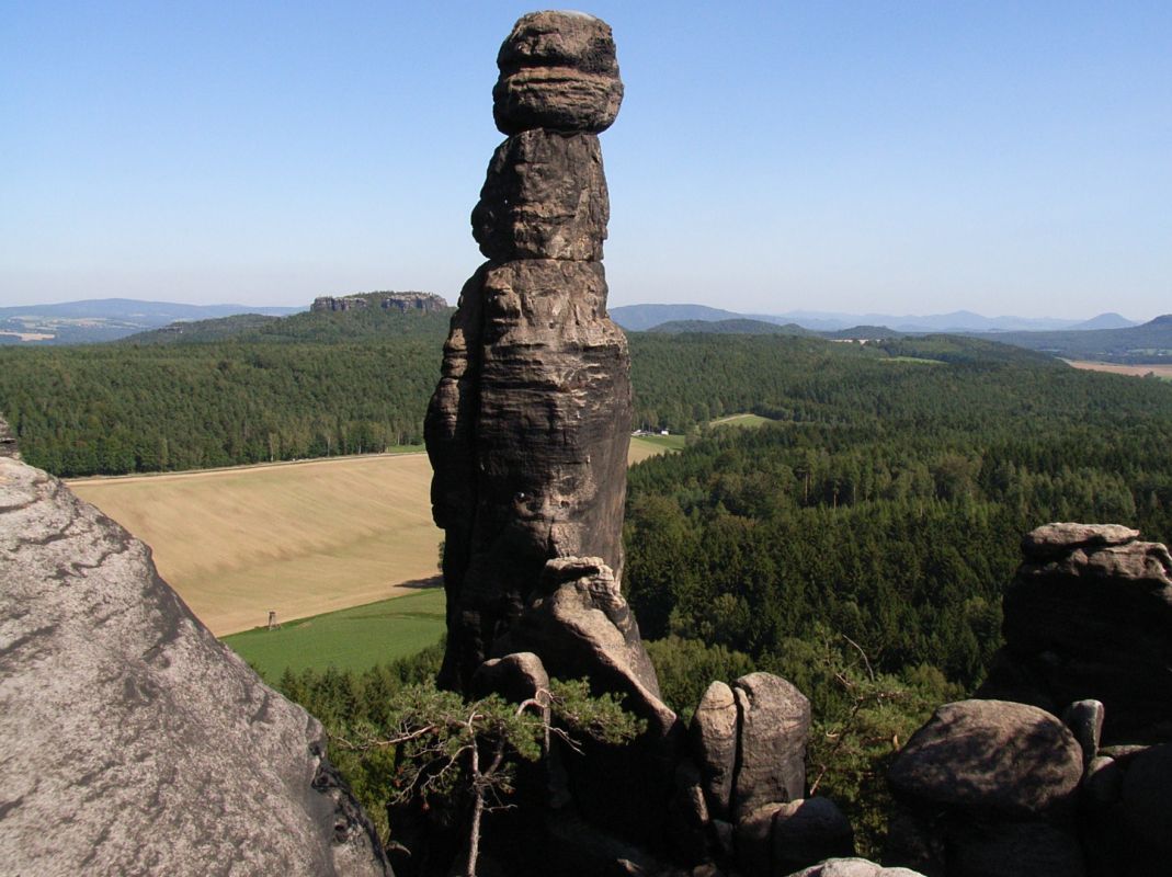 De meest bekende rotsnaald, de barbarine, is 43 meter hoog en gelegen in het Pfaffenstein gebied.
