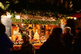 Der Dresdner Striezelmarkt entwickelte sichzu einem der traditionsreichsten und beliebtesten Weihnachtsmärkte Deutschlands. Schon zu Beginn des 16. Jahrhunderts wurden Dresdner Christstollen auf dem Striezelmarkt verkauft. Der Striezelmarkt hat seine eigentlichen Wurzeln in einem von Kurfürst Friedrich II. und seinem Bruder Herzog Sigismund 1434 erteilten Privileg, welches das Abhalten eines freien Marktes an einem Tag in jeder Woche einschließlich eines Marktes am Tage vor dem Heiligen Christabend auf dem heutigen Altmarkt gestattete.