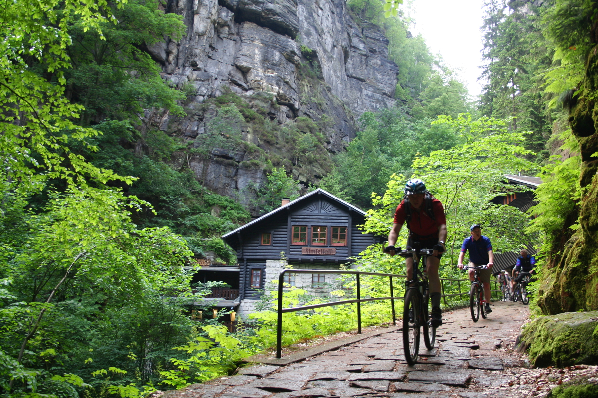 Mountainbiker nabij Gaststätte Amselfall