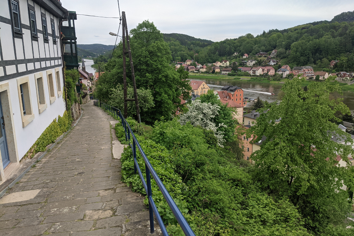 Historische Hausbergweg, richting het kleine fraaie Stadt wehlen