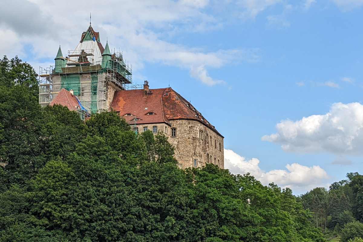 Schloss Kuckuckstein gesehen vom Dorf Liebstadt aus (Renovierungsstand, Juni 2024).