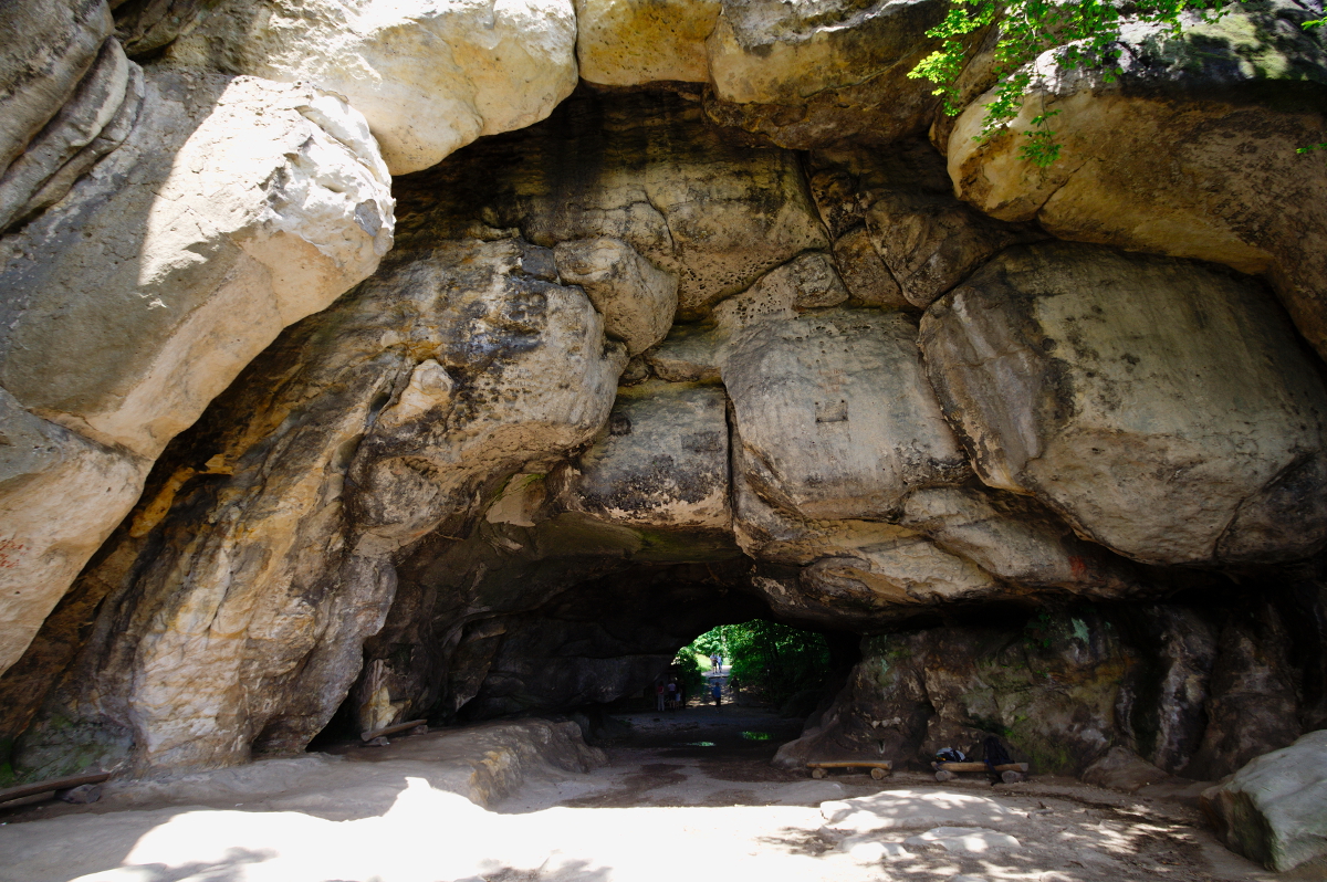 Kuhstall, een natuurlijke boog in de rotsen die doorgang biedt naar het kirnitzschtal
