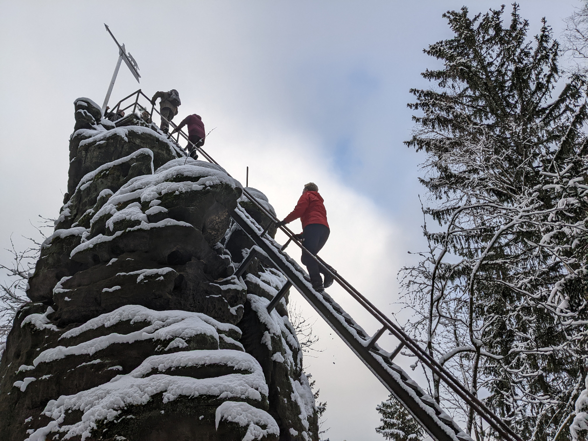 Aussichtspunkt „Katzfels“ (474 Meter) befindet sich an der Ostkante des Bergmassiv des Katzsteins und ist besonders im Winter empfehlenswert. 